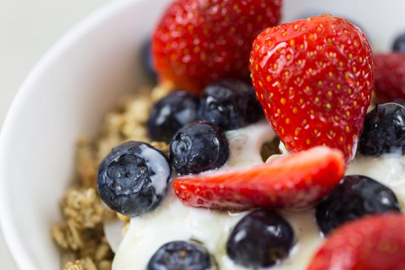 Bol de yogur natural con fresas y arándanos frescos