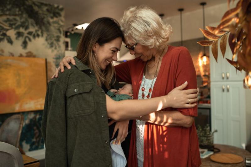Abuela abrazando con cariño a su familia en un reencuentro
