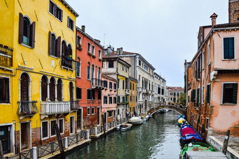 Canal de Venecia con casas de colores