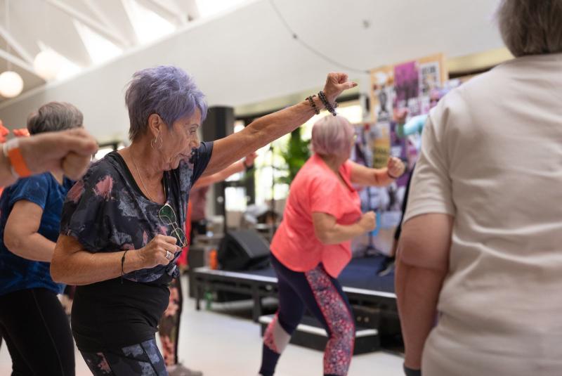 Grupo de personas mayores en una clase de baile