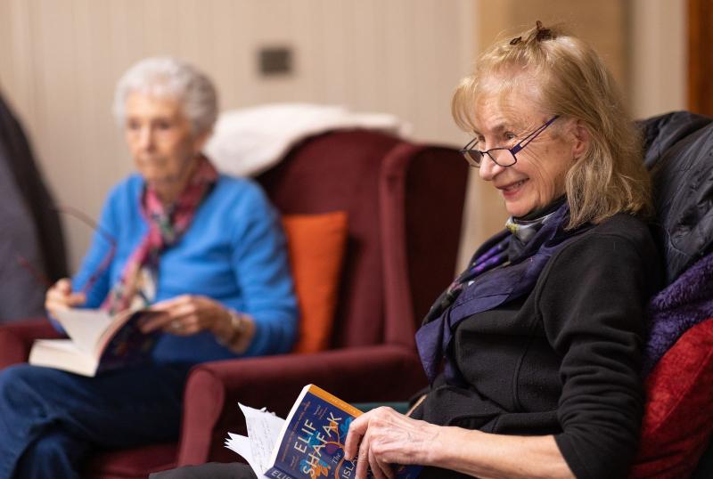 Dos mujeres mayores leyendo en un club de lectura
