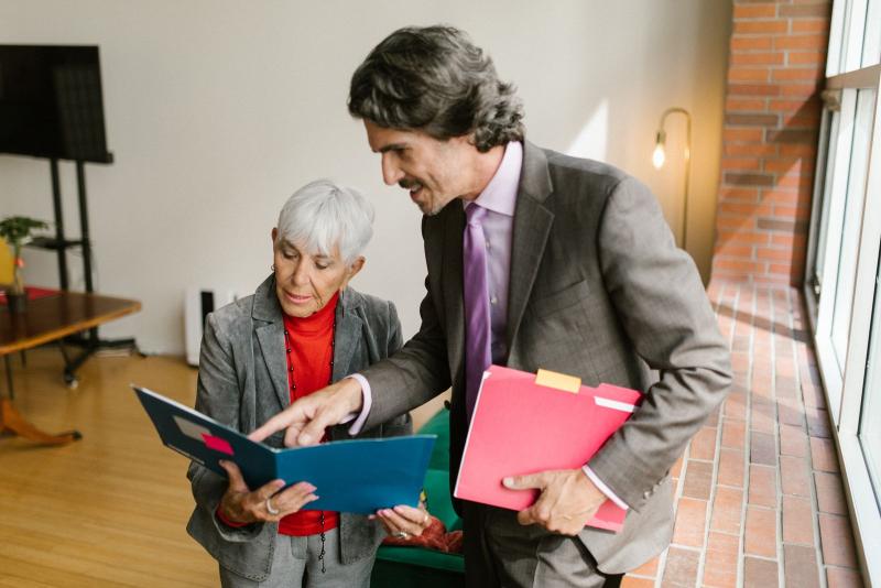 Mujer mayor consultando su testamento con un abogado especializado en herencias