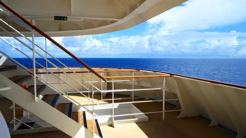 Escalera en la cubierta de un crucero con vistas al mar abierto