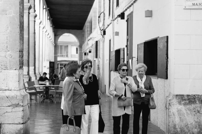 Grupo de mujeres mayores paseando juntas de viaje