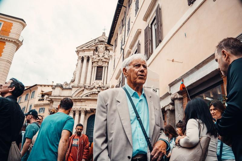 Hombre mayor paseando por una plaza de Roma