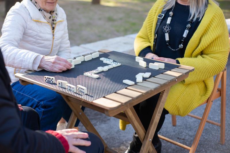 Personas mayores jugando al dominó en la calle