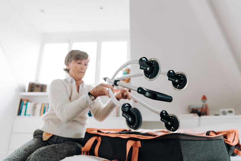 Mujer mayor preparando su maleta antes de un viaje
