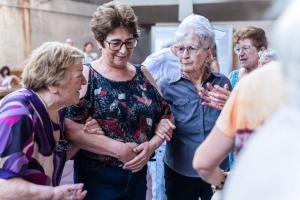 Grupo de mujeres mayores disfrutando de una reunión alegre
