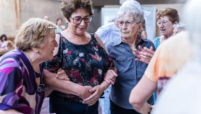 Grupo de mujeres mayores disfrutando de una reunión alegre