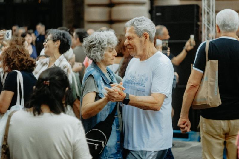 Pareja mayor bailando alegre al aire libre