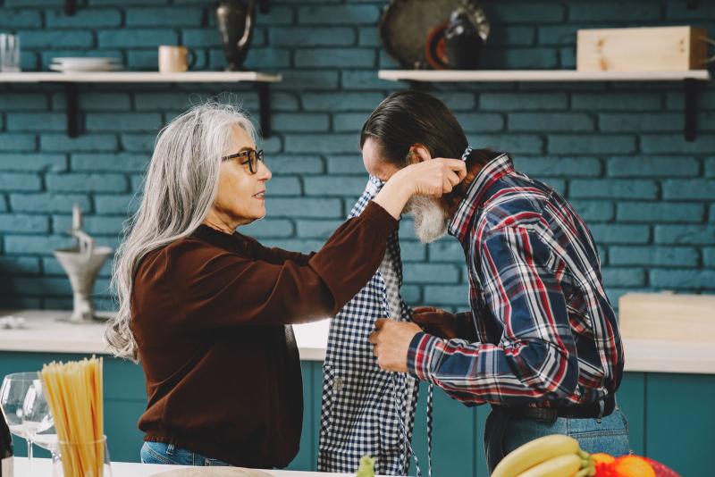 Pareja mayor pasando tiempo junta en una cocina acogedora