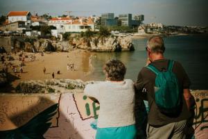 Pareja mayor disfrutando de las vistas de la playa de Cascais en Portugal