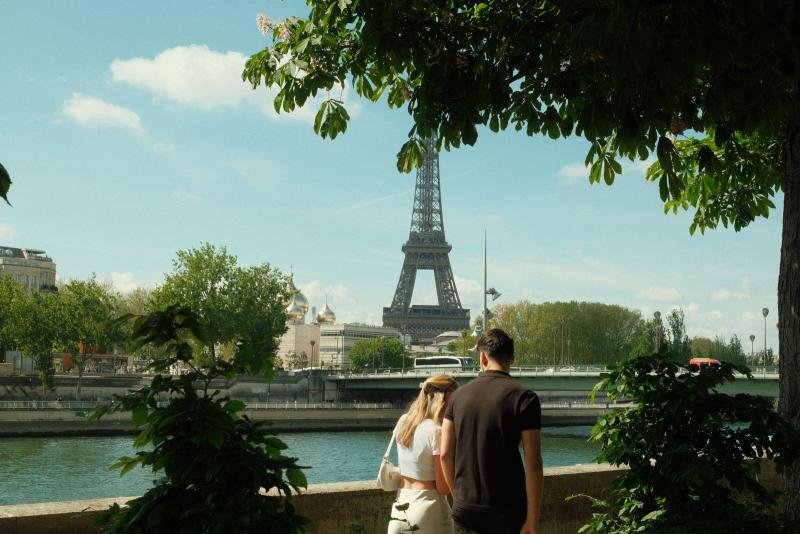 Pareja mirando la Torre Eiffel desde un puente de París
