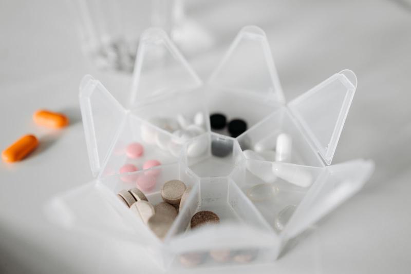 Pastillero organizador con medicación para el viaje