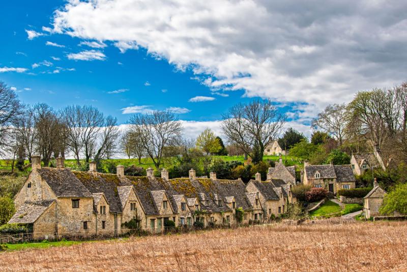 Pueblo tradicional de piedra en los Cotswolds, Inglaterra