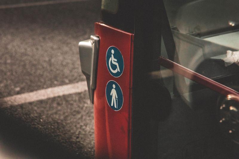 Señal de accesibilidad en el acceso a un autobús