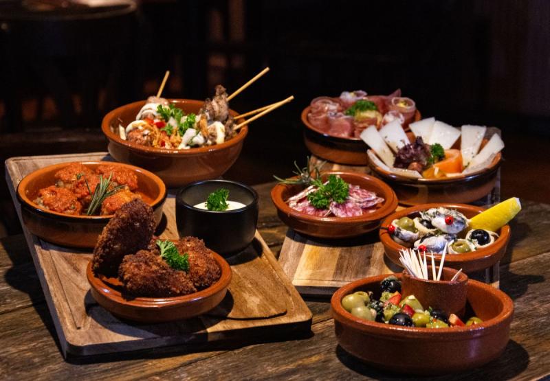 Mesa con variedad de tapas españolas tradicionales