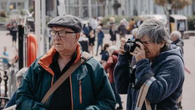 Turistas mayores fotografiando un monumento en el Reino Unido
