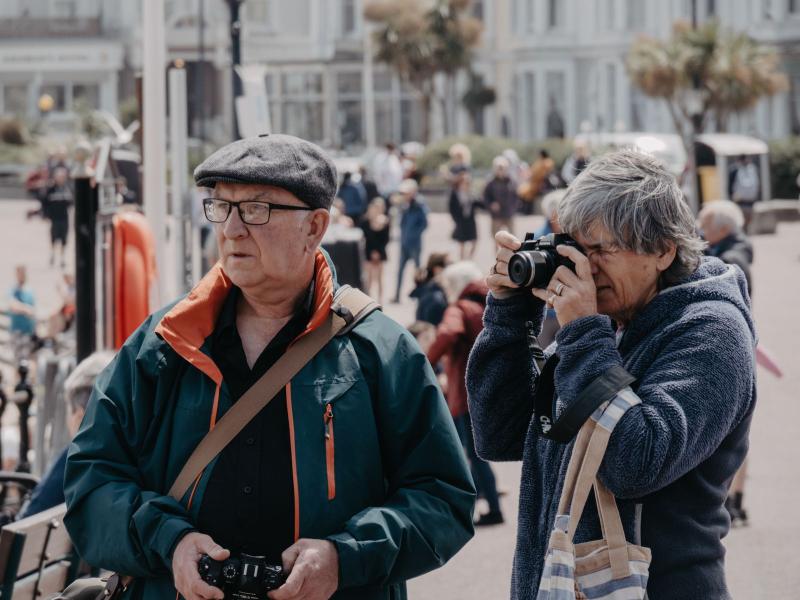 Turistas mayores fotografiando un monumento en el Reino Unido
