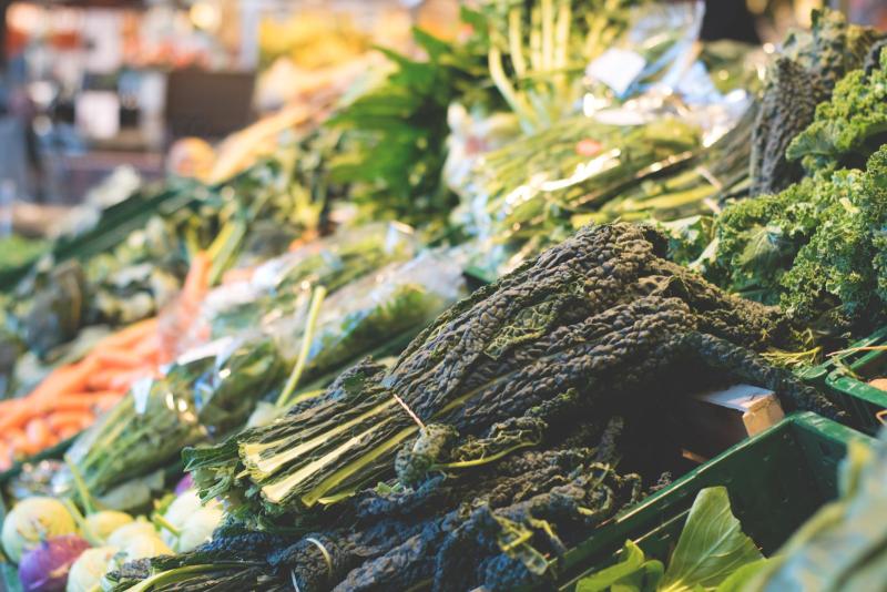 Puesto de mercado con verduras frescas y coloridas