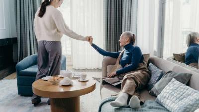 Cuidadora familiar ayudando a su madre mayor en casa