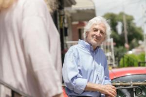 Hombre mayor sonriendo relajado, ya con tiempo libre tras jubilarse
