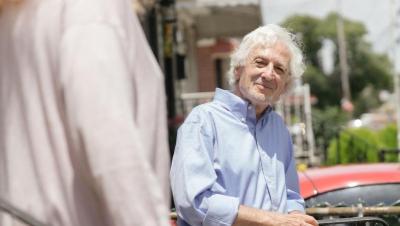 Hombre mayor sonriendo relajado, ya con tiempo libre tras jubilarse