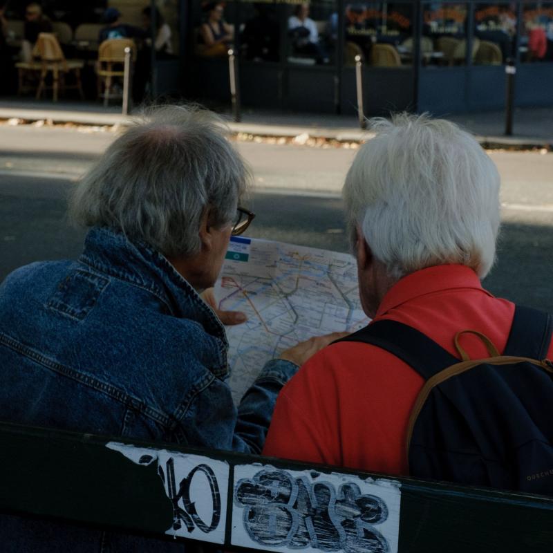 Dos hombres mayores mirando un mapa para planear un viaje