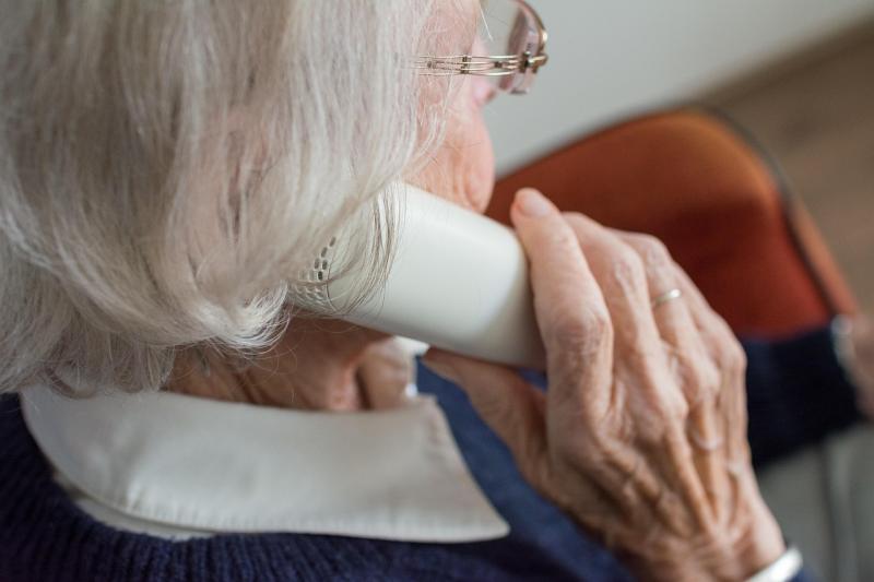 Manos de una mujer mayor sujetando un teléfono